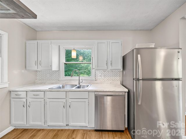 9851 Double Island Road, Green Mountain, NC 28740
