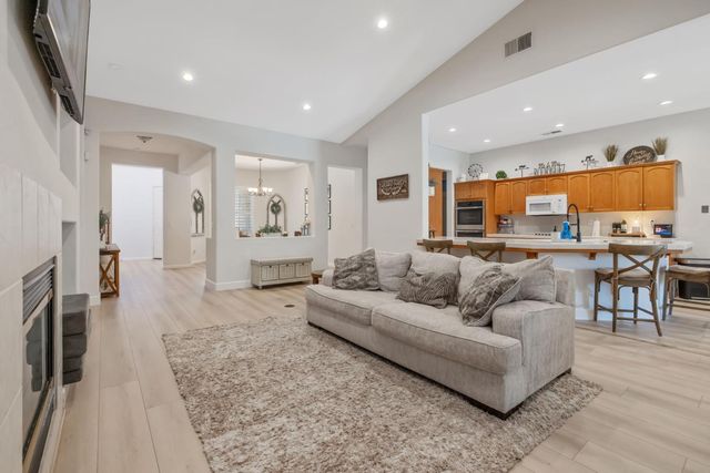 2715 Bellaire Avenue, Clovis, CA 93611