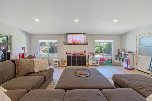2715 Bellaire Avenue, Clovis, CA 93611