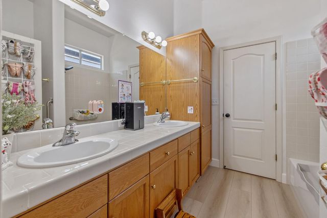 2715 Bellaire Avenue, Clovis, CA 93611