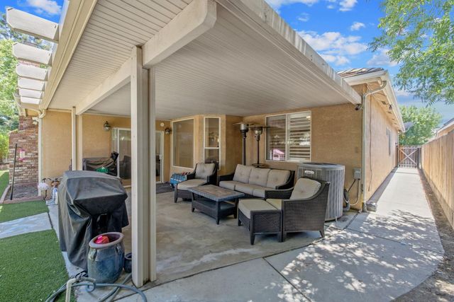 2715 Bellaire Avenue, Clovis, CA 93611