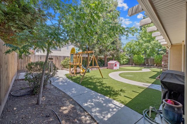 2715 Bellaire Avenue, Clovis, CA 93611