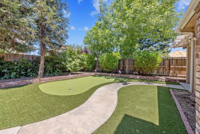 2715 Bellaire Avenue, Clovis, CA 93611