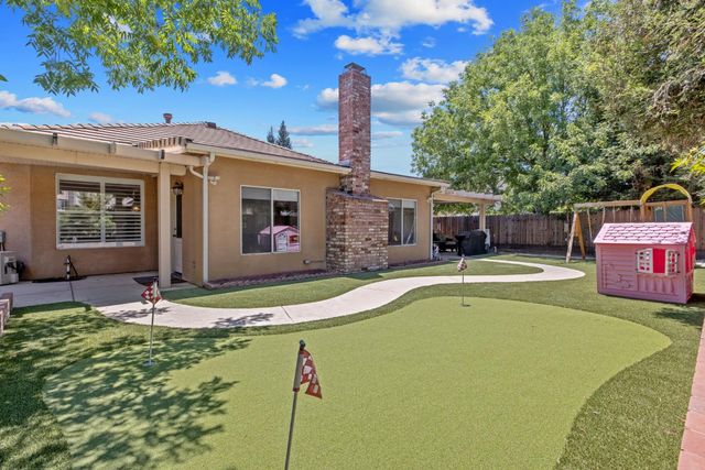 2715 Bellaire Avenue, Clovis, CA 93611
