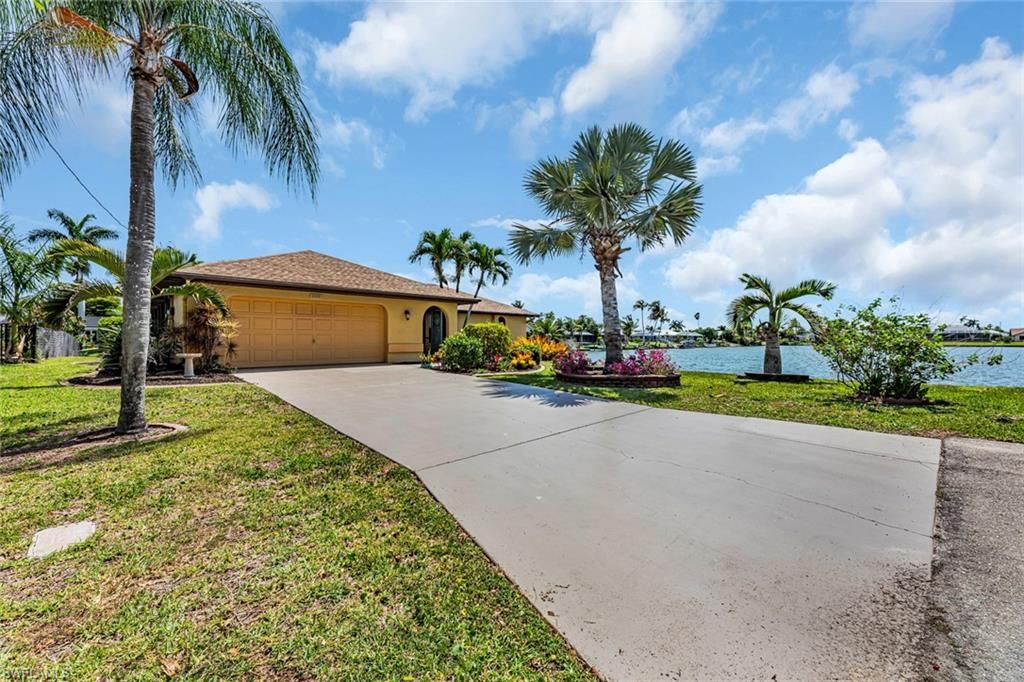 Image 2 of property listing at 219 SE 19th CT, Cape Coral, FL 33990