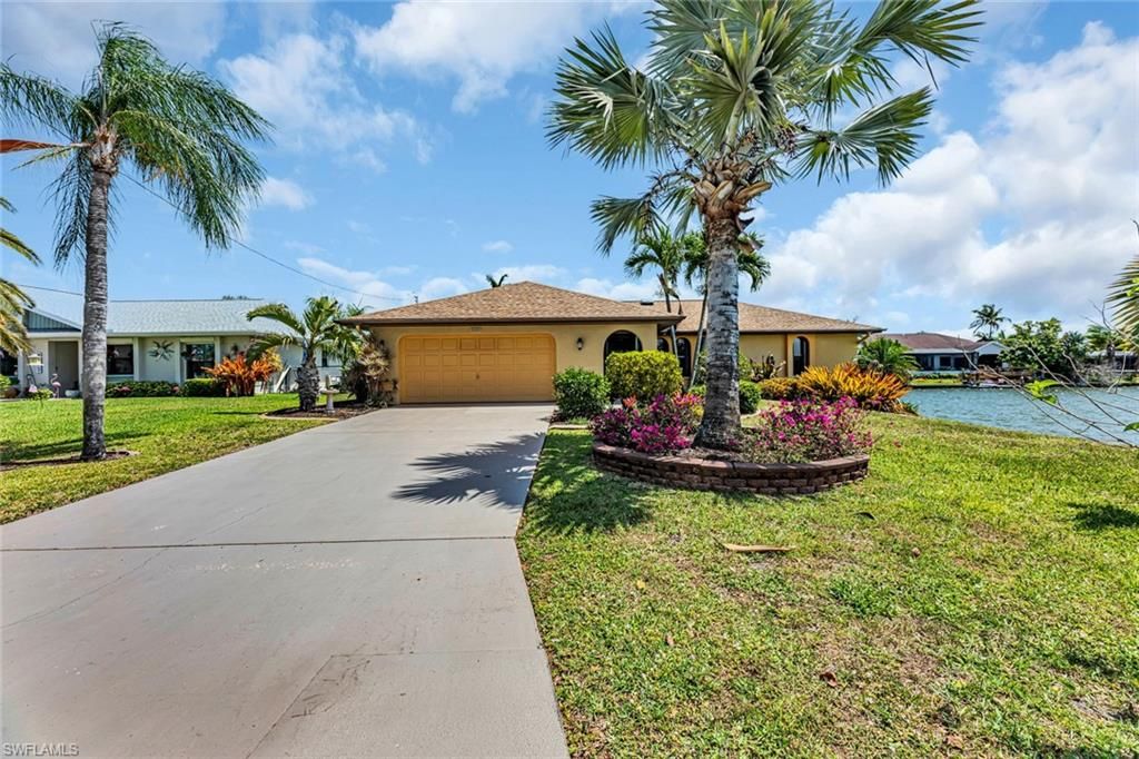 Image 3 of property listing at 219 SE 19th CT, Cape Coral, FL 33990