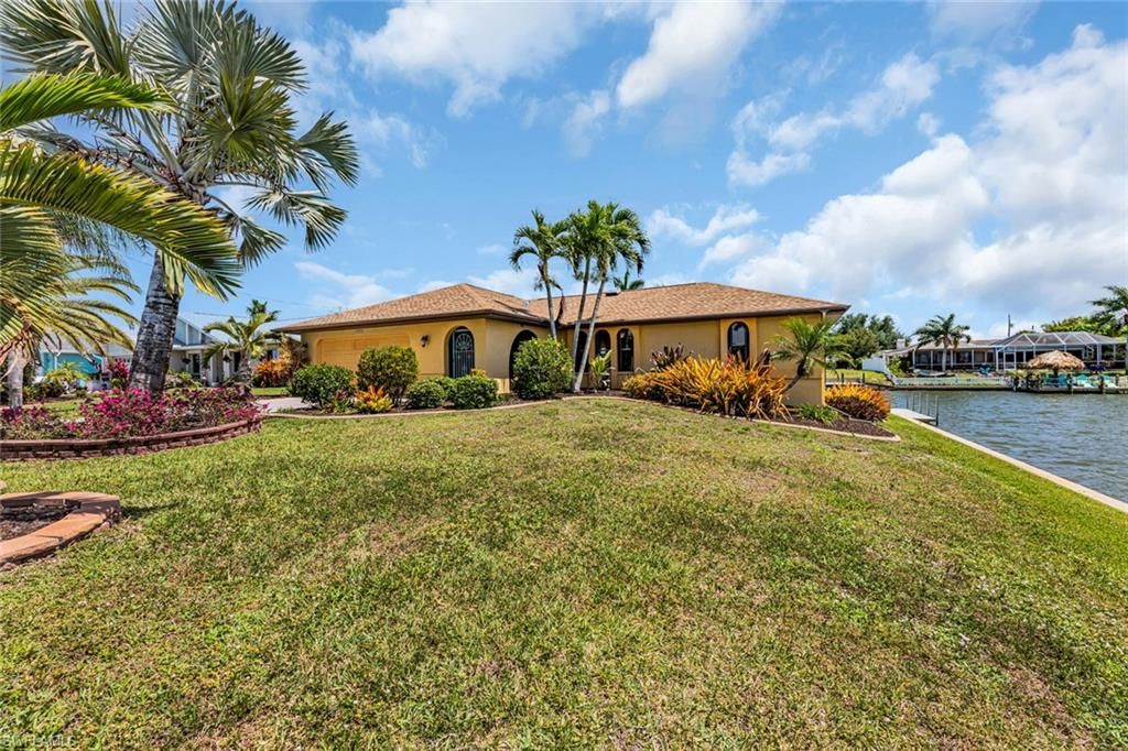 Image 4 of property listing at 219 SE 19th CT, Cape Coral, FL 33990