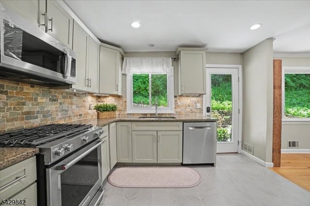 7 Molly Stark Dr, Morris Twp., NJ 07960