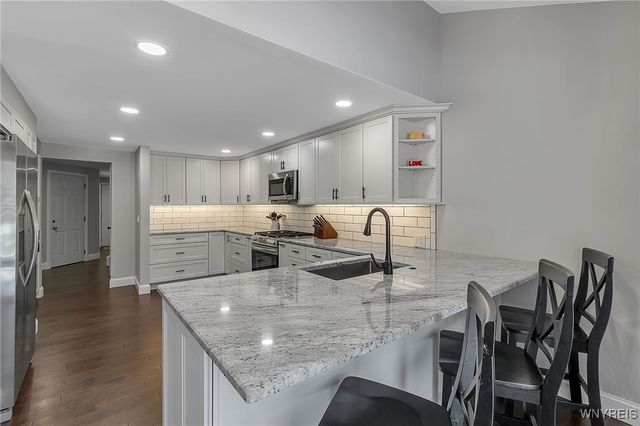 210 Breezewood Common, Amherst, NY 14051