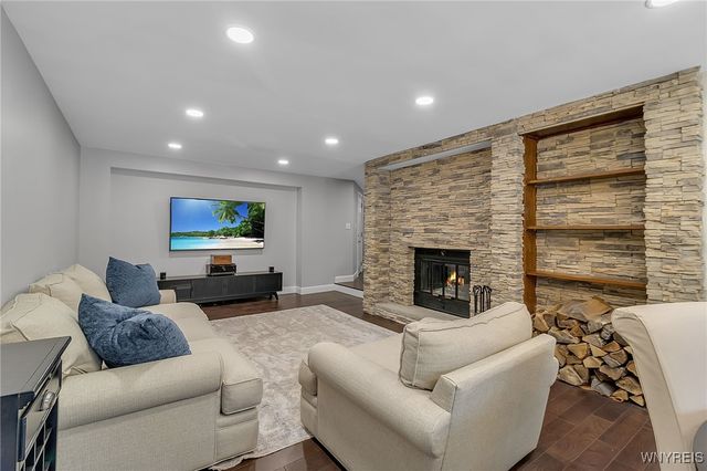 210 Breezewood Common, Amherst, NY 14051