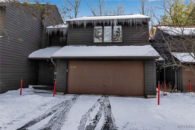 210 Breezewood Common, Amherst, NY 14051