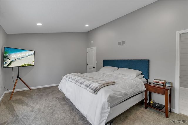 210 Breezewood Common, Amherst, NY 14051