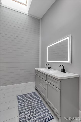 210 Breezewood Common, Amherst, NY 14051