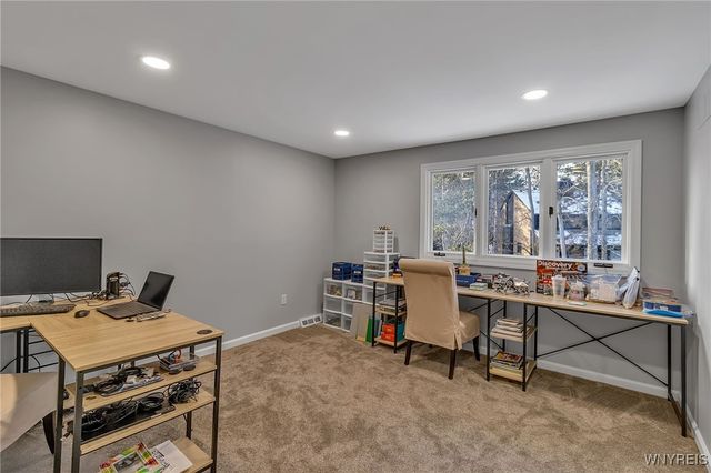 210 Breezewood Common, Amherst, NY 14051