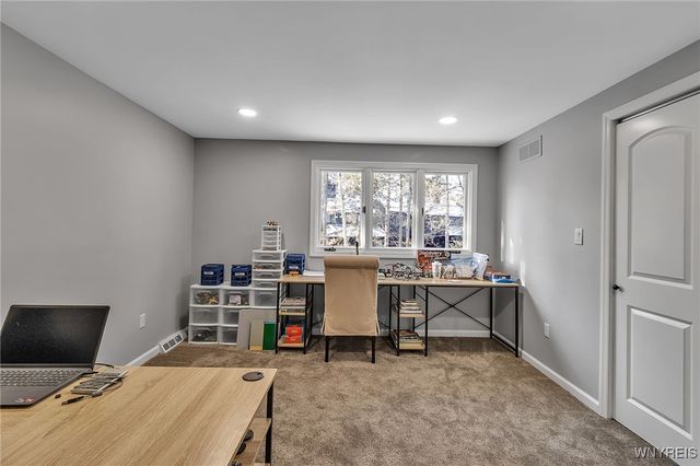 210 Breezewood Common, Amherst, NY 14051