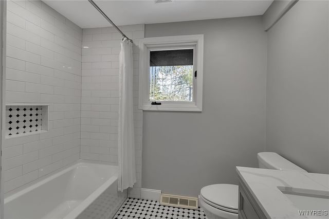 210 Breezewood Common, Amherst, NY 14051