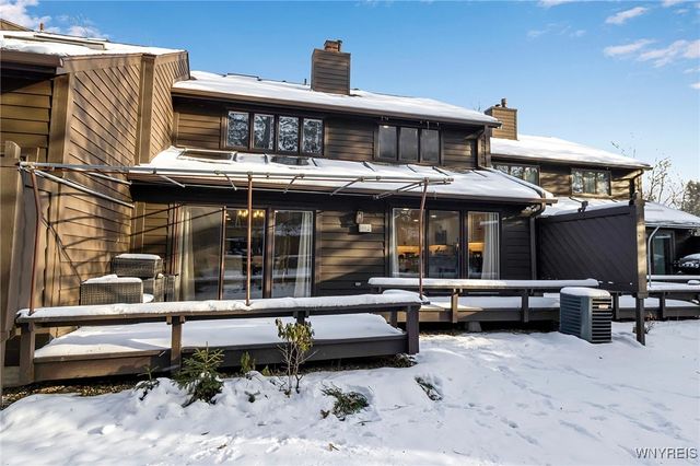 210 Breezewood Common, Amherst, NY 14051