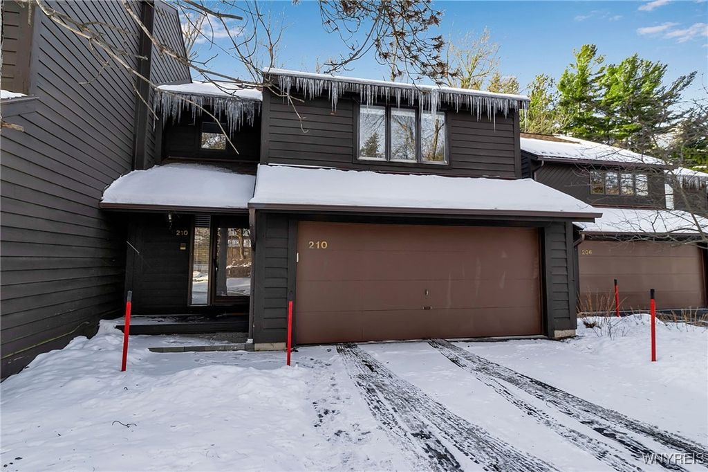 210 Breezewood Common, Amherst, NY 14051