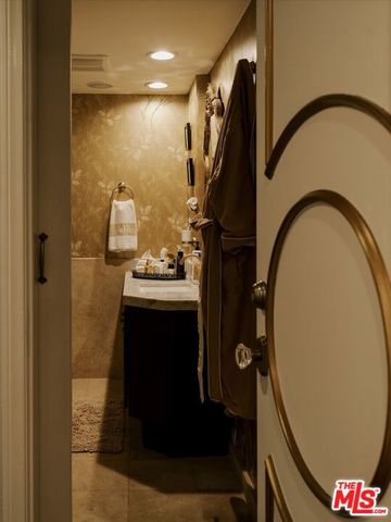 1219 Sunset Plaza Drive 3, West Hollywood, CA 90069