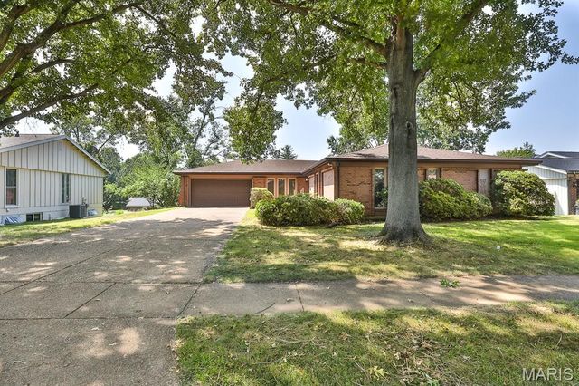 208 Fawn Meadows Drive, Ballwin, MO 63011