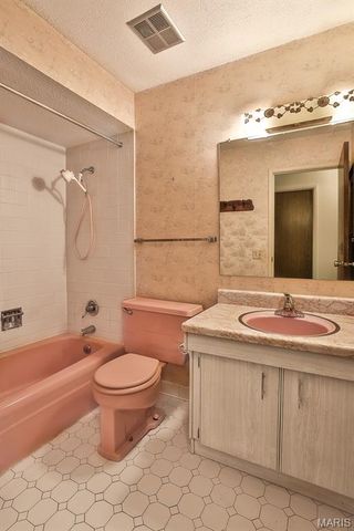 208 Fawn Meadows Drive, Ballwin, MO 63011