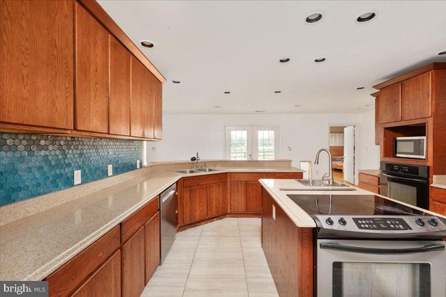 5616 STRASBURG RD, Strasburg, VA 22657
