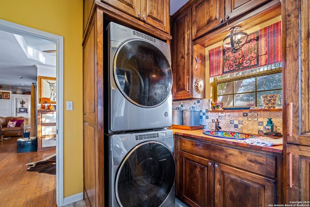 809 County Road 213, Mccoy, TX 78113