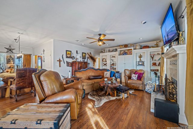 809 County Road 213, Mccoy, TX 78113