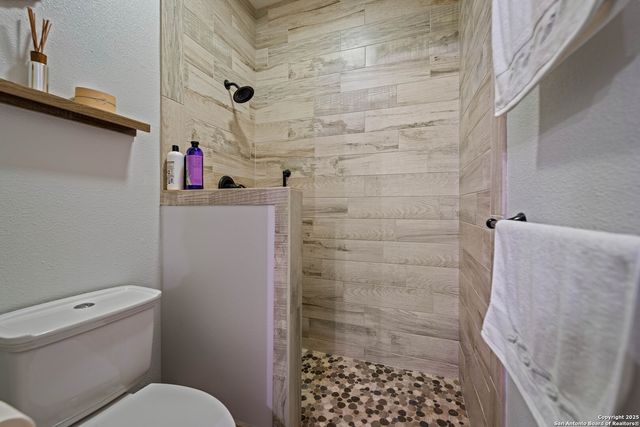 809 County Road 213, Mccoy, TX 78113