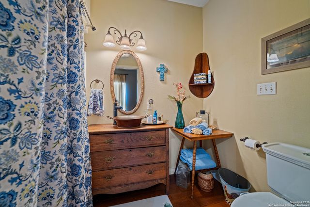 809 County Road 213, Mccoy, TX 78113