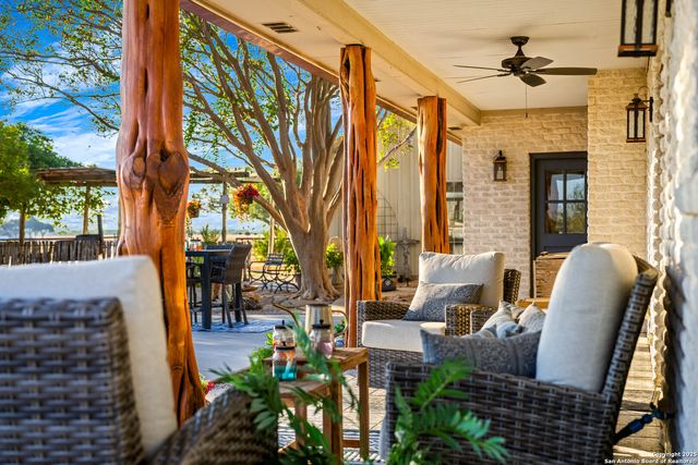 809 County Road 213, Mccoy, TX 78113