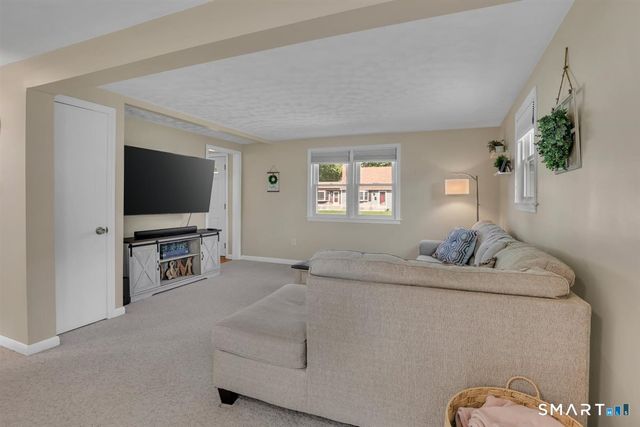 1 Lois Lane, Enfield, CT 06082