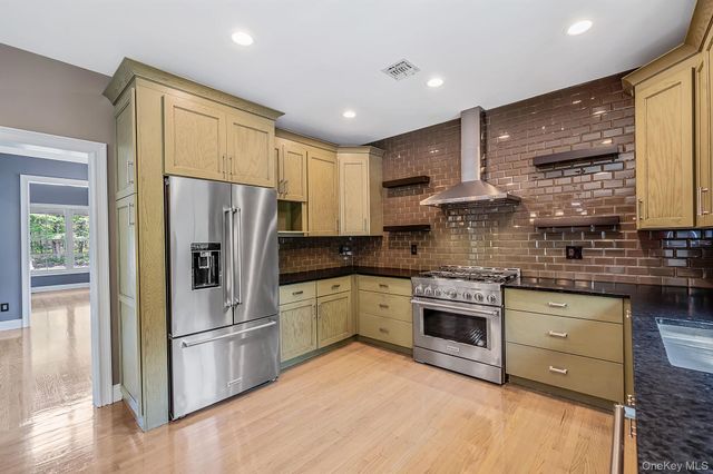 62 Oceanview Boulevard, Manorville, NY 11949