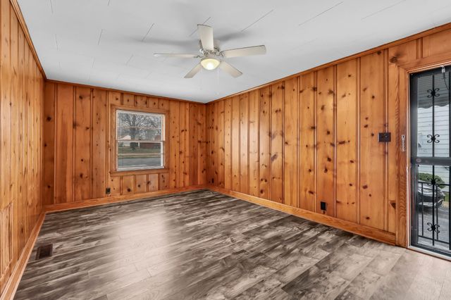 117 W Meadow Dr, Clarksville, TN 37043