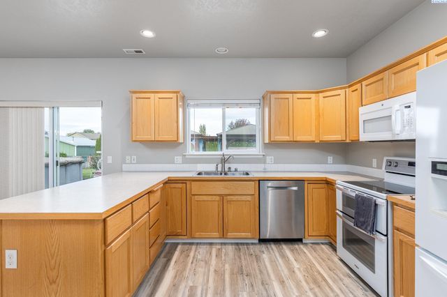 9703 Balflour Drive, Pasco, WA 99301