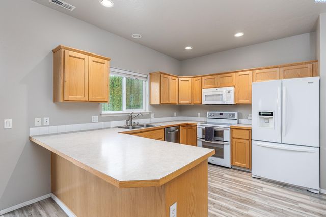 9703 Balflour Drive, Pasco, WA 99301