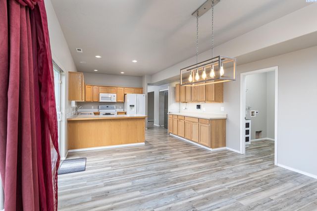 9703 Balflour Drive, Pasco, WA 99301