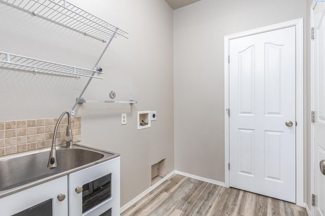 9703 Balflour Drive, Pasco, WA 99301