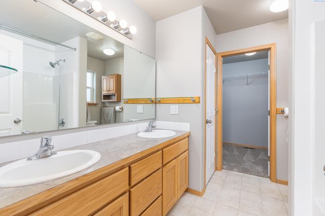 9703 Balflour Drive, Pasco, WA 99301