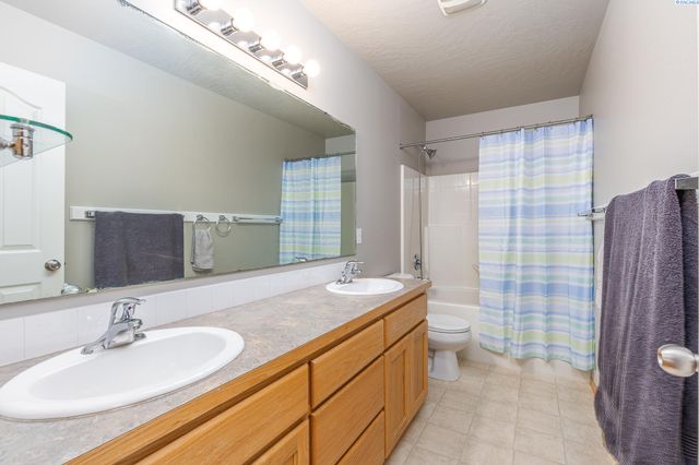 9703 Balflour Drive, Pasco, WA 99301