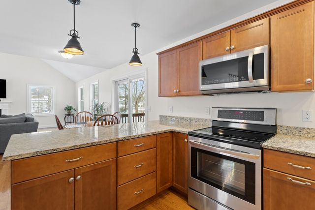 9 Maple Avenue, Goffstown, NH 03045