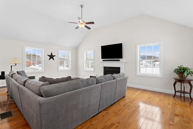 9 Maple Avenue, Goffstown, NH 03045