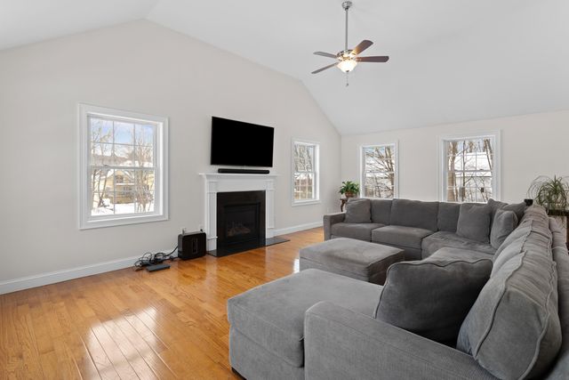 9 Maple Avenue, Goffstown, NH 03045