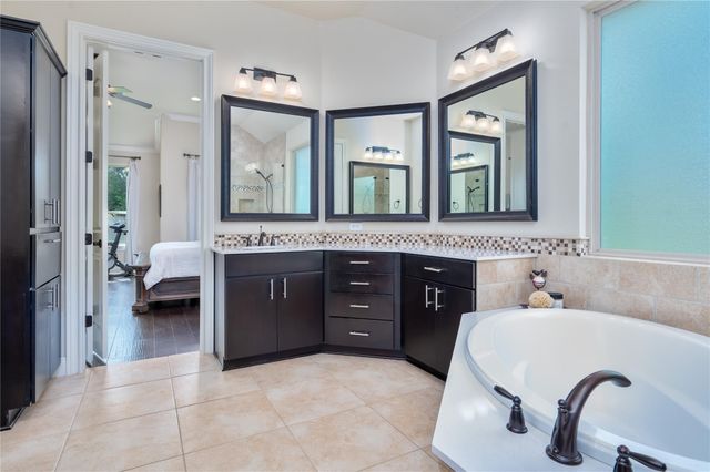 5129 Diamante DR, Spicewood, TX 78669