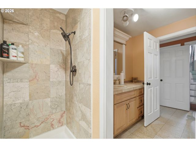 808 Ne 108TH St, Vancouver, WA 98685