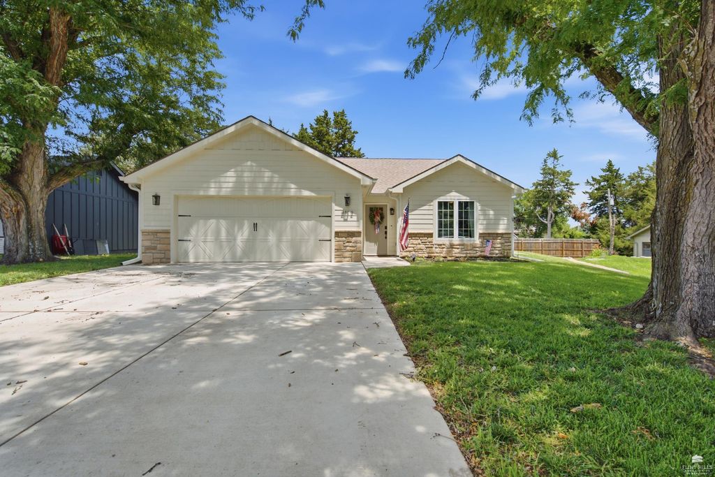 2112 Farmingdale Court, Manhattan, KS 66503