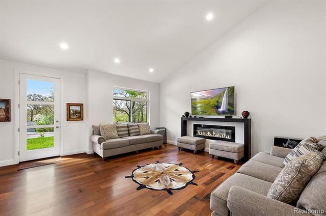 2404 Uplong Street, West Bloomfield, MI 48324