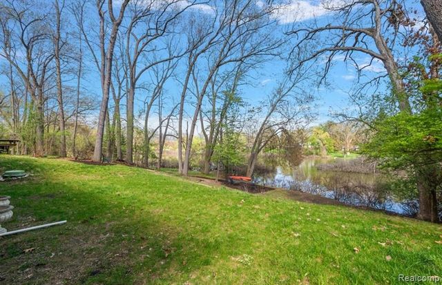 2404 Uplong Street, West Bloomfield, MI 48324