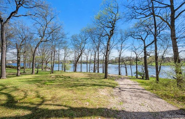 2404 Uplong Street, West Bloomfield, MI 48324