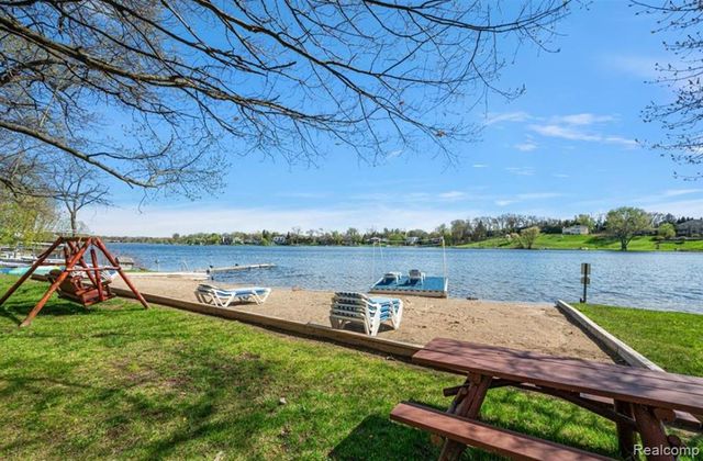 2404 Uplong Street, West Bloomfield, MI 48324